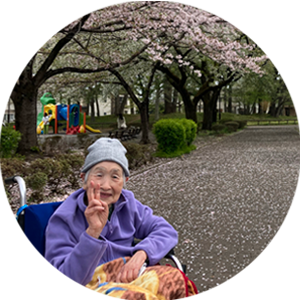 桜の下で笑顔の入所者